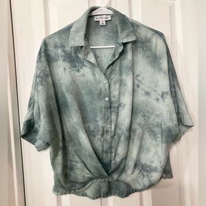 Line & Dot Women's Green Tie-Dye Button Down Shirt